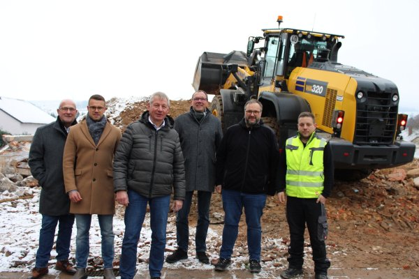 Ulrich Hilker (CDU, von links), Marvin Rösch (Gemeinde Extertal), Bürgermeister Frank Meier, Detlef Korf (Zukunft Extertal), Axel Albert (Gemeinde Extertal) und Christopher Wienberg (CAW Abbruch) vor den abgerissenen Häusern Mittelstraße 45 und 47. - © Lorraine Brinkmann