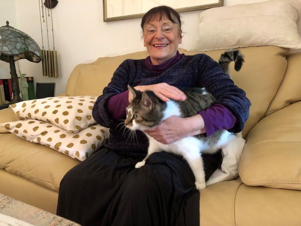Karin Göhner sitzt mit einer ihrer Katzen im Wohnzimmer in ihrem Haus in Schötmar. Die Tiere, die sie im Laufe ihres Lebens hatte, seien immer Fundtiere gewesen. - © Sven Kienscherf