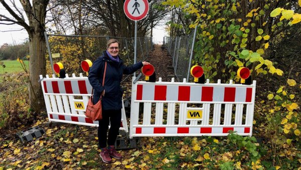 Katrin Klei, Ortsausschussvorsitzende von Biemsen-Ahmsen, steht am Zugang zu der jetzt gesperrten "Schnapsbrücke", die von der Straße "Oberer Strüh" über die A2 führt. - © Thomas Reineke