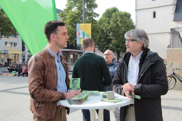 Robin Wagener und Sven Giegold im Gespräch auf dem Detmolder Marktplatz. - © Karolina Schmidt