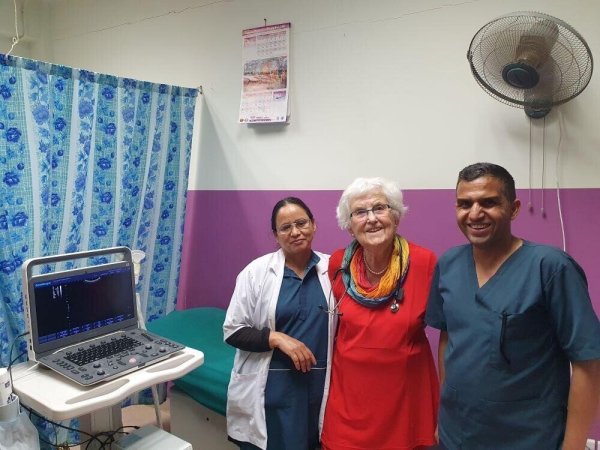 Unterstützt die Arbeit von Kolleginnen und Kollegen im Bergkrankenhaus Chaurjahari: Dr. Elke Mascher (Mitte). - © Gossner Mission