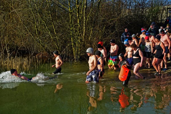 Zähne zusammenbeißen und rein ins kühle Nass: Die Kaltbader wagen es bei eisigen Temperaturen. - © Nicole Ellerbrake