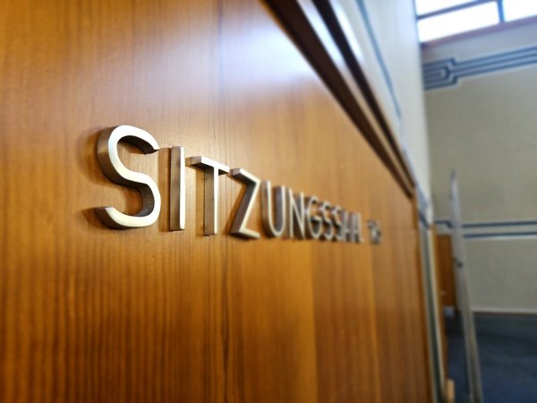 Am neunten Prozesstag im Fall um eine Detmolder Rechtsanwältin un ihre ehemalige Kanzlei-Mitarbeiterin hat die Kammer ein übersichtliches Beweisprogramm im Gepäck. Das macht die Sitzung nicht weniger aufschlussreich. - © Janet König