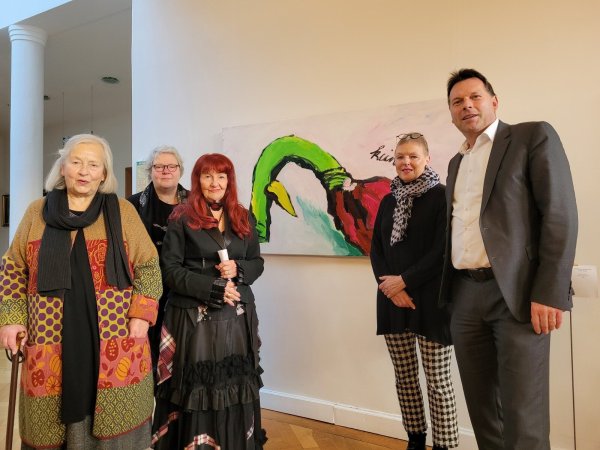Inga Rutzen (von links), Christel Aytekin, Heide Haike, Conny Hupe-Hausmann und Bürgermeister Frank Hilker eröffnen die Ausstellung der Gedok OWL im Detmolder Rathaus. - © Raffael Giebel