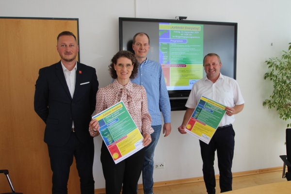 Übers Thema Energie und Heizen informieren am Freitag, 20. September, in Kalletal Johann Warkentin von der Sparkasse Lemgo (von links), Yvone Carvalho von der Volksbank Bad Salzuflen, Michael Klocke vom gleichnamigen Kalletaler Baustoff-Handel und Bürgermeister Mario Hecker. - © Jens Rademacher