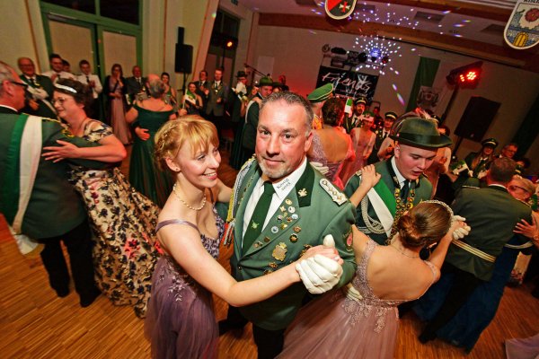 Die amtierenden Majestäten Maik Hagemeier, Stadtschützenkönig, und Lea Wintjes, Jungstadtschützenkönigin, eröffnen den Schützenball. - © Nicole Ellerbrake