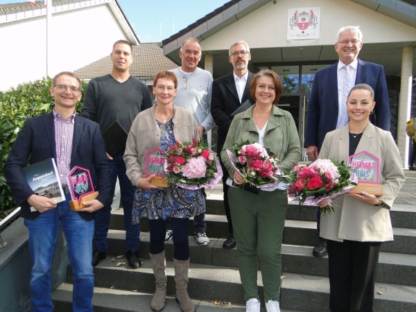 Bürgermeister Thomas Katzer verlieh den Heimatpreis 2024 an engagierte Ehrenamtliche, die sich um das gesellschaftliche Leben in Augustdorf verdient gemacht haben: (von links) Olaf Biere, Christofer Malz, Kerstin Höhr, Dirk Räker, Thomas Husemann, Anja Riedel, Bürgermeister Thomas Katzer und Dana Bracht. - © Archivfoto: Hajo Gärtner