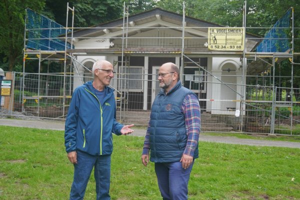 Jochen Heering (rechts), Fachbereichsleiter für Stadtentwicklung, und Detlev Hundt, Vorsitzender des Fördervereins Schloss und Schlosspark Schieder, schauen sich die Fortschritte der Sanierungsarbeiten am Prinzenhaus an. - © Michaela Weiße