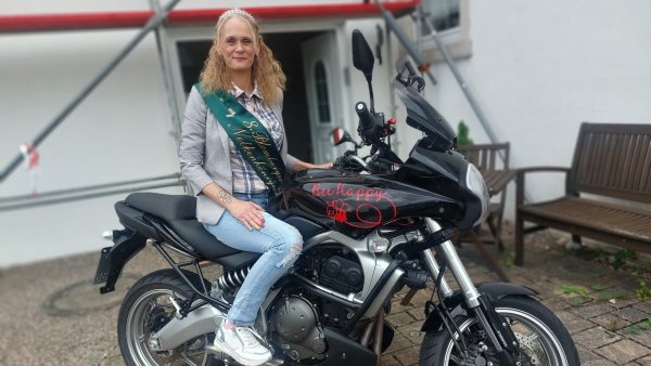 Die neue Nelkenkönigin Sabine Gange hat sich vor zwei Jahren einen großen Traum erfüllt und den Motorrad-Führerschein gemacht. Wenn ihr auf der Maschine der Wind um die Nase weht, dann könne sie gut abschalten, sagt sie. - © Michaela Weiße