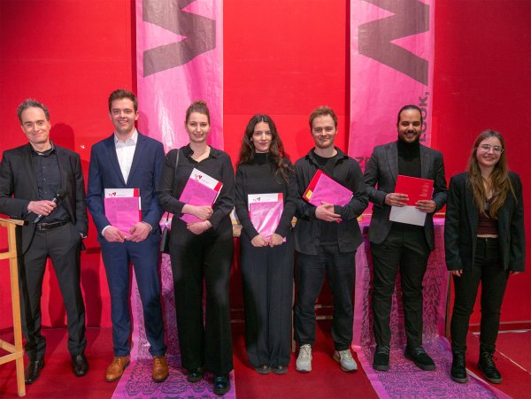 Prof. Dr. Martin Ludwig Hofmann, Dekan des Fachbereichs Detmolder Schule für Gestaltung der TH OWL, verkündet stolz die Namen der Jahrgangsbesten: (v.l.n.r.) Lasse Buschmass, Pia Brune, Lea Schmidt, Paul Heistermann, Mohamed Khaled Abdalwahab Ashmawy. Die Urkunden wurden überreicht von Ronja Gröbner, zweite Fachschaftsvorsitzende. - © TH OWL