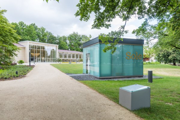 Neue Attraktion im Kurort: In der renovierten Wandelhalle (im Hintergrund) und unter freiem Himmel laden Pavillons mit verschiedenen Themen zum Entdecken ein. - © Staatsbad Bad Salzuflen