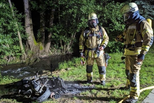 Hagener Wehrkräfte mussten erneut einen Motorroller löschen. - © Feuerwehr Lage