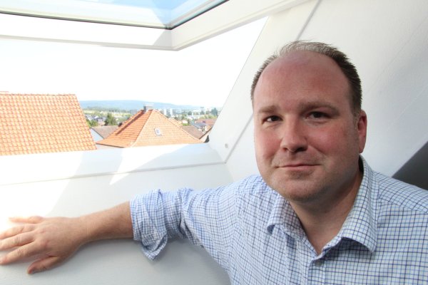 Christoph Dolle residiert unterm Dach und hat von der Küche aus den weiten Blick bis zum Flachsmarkt, vom Wohnzimmerfenster aus bis hin zum Martiniturm. Er fühlt sich längst in Blomberg zu Hause.  - © Marianne Schwarzer