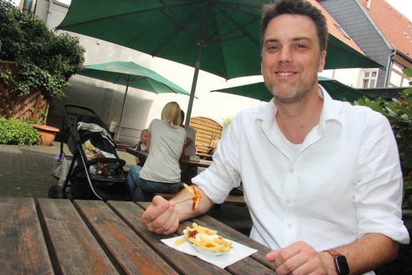 Robin Wagener hat extra fürs Foto eine zweite Portion Pommes bestellt. Die erste hatte er samt Currywurst beim LZ-Gespräch verspeist; da blieb keine Zeit, ein Bild zu machen.  - © Martin Hostert