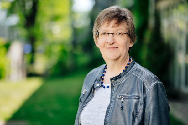 Monika Rehmert hat schon in großen Städten gearbeitet, doch ist sie immer zurück nach Extertal gekommen. Hier fühle sie sich wohl und angekommen.  - © Besim Mazhiqi