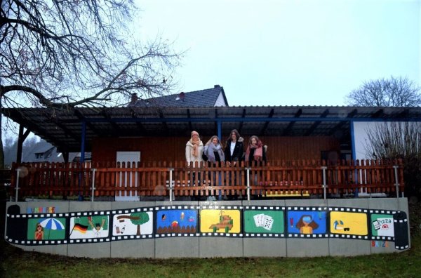 Das neue Gemälde im Freibad Hummersen mit den Künstlern Emily Ostermann, Marisa Gerke, Linea Jakob, Fenja Reker (von links nach rechts) - © Niklas Gröne