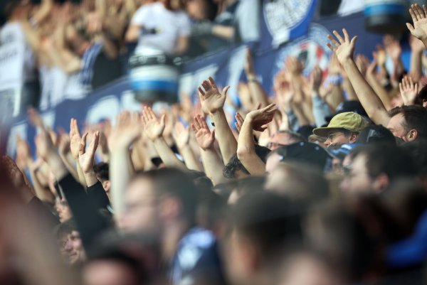 Die Karten speziell für den Stehplatzbereich auf der Südtribüne sind heiß begehrt. - © Oliver Krato