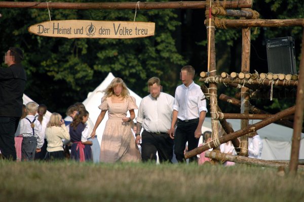 Ein Zeltlager der "Heimattreuen Deutschen Jugend" in der Nähe von Detmold, aufgenommen am 10.08.2006. - © picture-alliance/ dpa