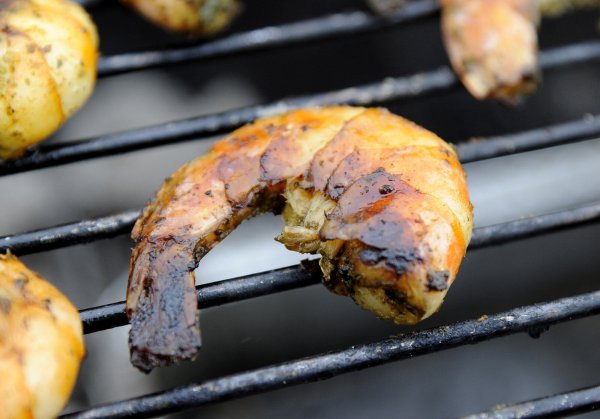 Garnelen lassen sich auf vielfältige Weise zubereiten - auch auf dem Grill. Was der Bad Salzufler mit vier Kilo der Krebstiere vorhatte, ist aber unklar. - © picture alliance / dpa