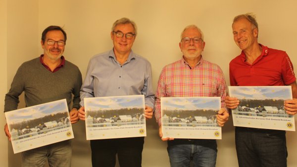 Freuen sich auf den Verkauf des 21. Adventskalenders: (von links) Oliver Müller (Vorsitzender Hilfswerk des Lions Club Detmold-Residenz), Michael Vösgen (Präsident Lions Club Detmold-Residenz), Klaus Eberlein und Ulrich Wilkens (beide Mitglieder des Lions Club Detmold-Residenz). - © Chiara Wibbeke