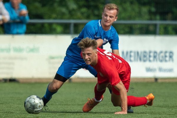 Tapfer dagegengehalten - Bis zur Trinkpause gestaltete der Bezirksligist das Spiel offen. Danach verloren die Gastgeber den Faden. Hier ringt der Jerxer Magnus Diekmann (blau, 10) den Oberligisten Mick Schüttpelz (rot, 2) nieder. Foto: Egon Penner. - © Egon Penner