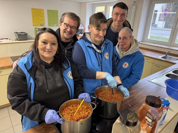 Melanie Schabacker, Melanie Huiskamp und Ute Gerunde (vorne von links) lassen sich von Paul Martens und Edgar Biester (dahinter von links) beim Kochen über die Schulter schauen. - © Sandra Castrup