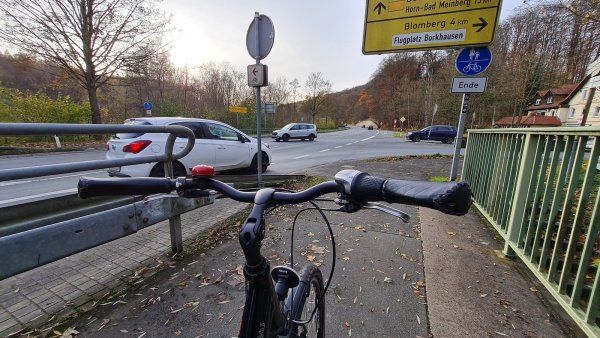Für Radfahrer, die von Schieder kommen und geradeaus weiter nach Wöbbel wollen, ist die Überquerung der Kreuzung eine Herausforderung. Sich in die Mitte der Straße auf die schraffierte Fläche zu stellen, ist ein gefährliches Wagnis. - © Marianne Schwarzer