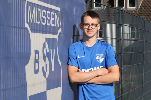 Locker, lässig und gut gelaunt lehnt sich Benjamin Gentz an den Zaun des Müssener Sportplatzes. - © Oliver König