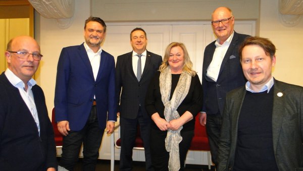 Diskutierten über Möglichkeiten zu helfen: Rainer Heller (von links), Peter Dück, Dr. Axel Lehmann, Vera Voronjuk, Ralf Freitag und Edwin Warketin. - © Hajo Gärtner