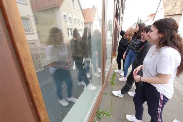 Bianca Kompalla, Soad Bransi, Marlene Dietrich und Dilara Elmas schauen sich das leer stehende Fachwerkhaus Nordstraße 29 an. Dort würden sie gerne einen "Youth Point" einrichten. - © Jost Wolf