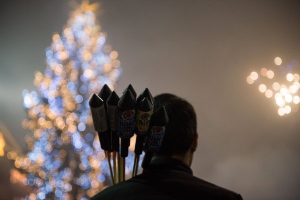 Kleine Raketen und Batteriefeuerwerk der Kategorien F1 und F2 sind in Deutschland nach dem Sprengstoffgesetz erlaubt. Der Verkauf startet erst drei Tage vor Silvester. - © dpa-tmn