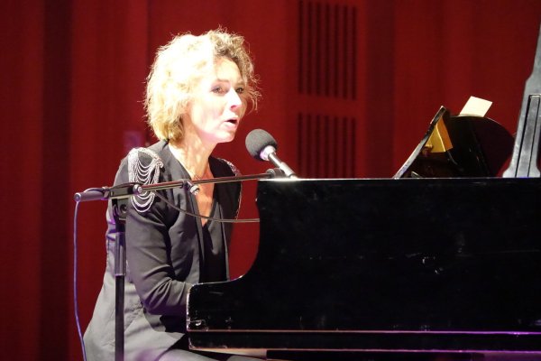Stilsicher bei der Kleidung, am Klavier und textlich: Christine Schütze in Bad Salzuflen. - © Axel Bürger