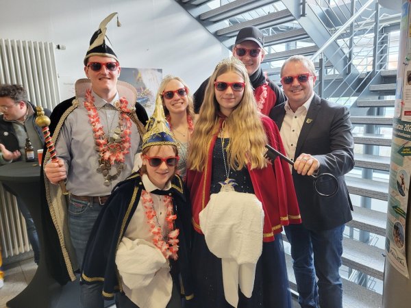 Das Prinzenpaar Sascha Kreie und Lea Busekros gaben Bürgermeister Mario Hecker den Rathauschlüssel zurück. Mit dabei war auch das Kinderprinzenpaar Milla Alsdorf und Eike Schmidtpott sowie Sitzungspräsident Thoma Wiesener (hinten) - © Vasco Stemmer