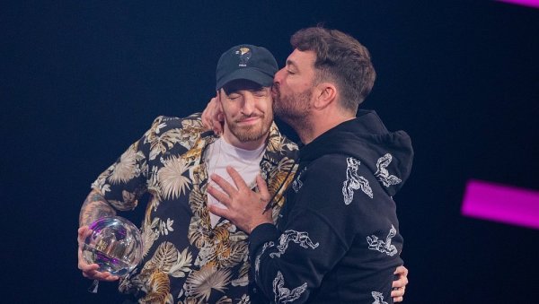 Bielefelder Rapper Casper (l.) und Marteria freuten sich 2019 bei der Verleihung der 1Live-Krone über die Auszeichnung in der Kategorie "Bester Live Act". - © Rolf Vennenbernd/dpa