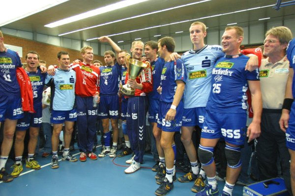 2002 hatte der Supercup noch ein ganz anderes Aussehen. Und Pyrofontänen gab es auch noch nicht. Nach dem 34:26 über den THW Kiel freuten sich (von links) Florian Kehrmann, Michael Binder, Jörg Zereike, Daniel Stephan, Christian Schwarzer, Christian Ramota, Marc Baumgartner, Markus Baur, Rico Bonath, Robin Kothe und Physiotherapeut Rüdiger Risch. Foto: Jörg Hagemann - © Jörg Hagemann