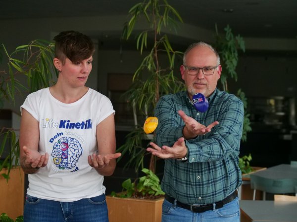Unter Anleitung von Life-Kinetik-Trainerin Nancy Oldenburg wagt sich LZ-Sportredakteur Oliver König an die nächste Herausforderung. Fotos: Jörg Hagemann - © Jörg Hagemann