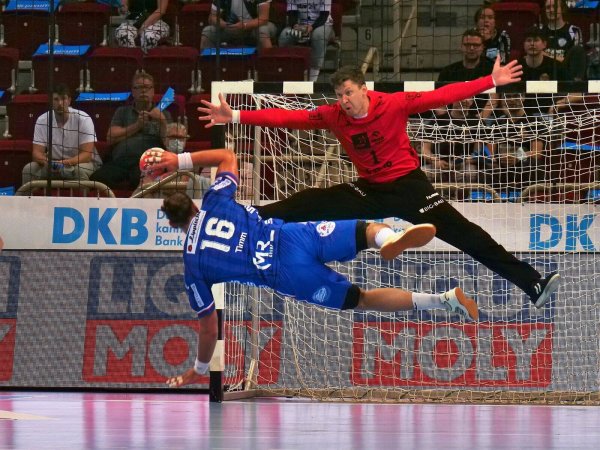 Tolle Flugeinlagen: Lemgos Kreisläufer Marcel Timm dreht den Ball an THW-Torhüter Niklas Landin vorbei. - © Jörg Hagemann