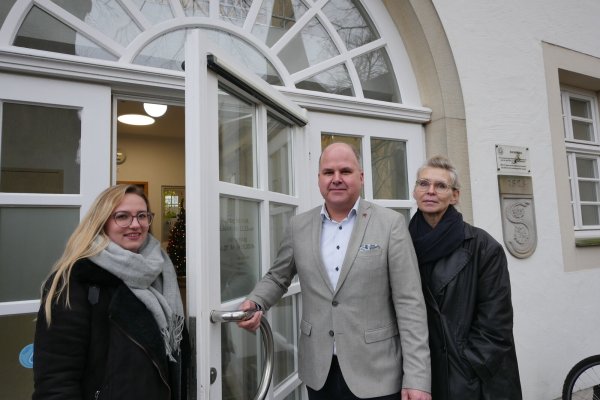 Alicia Bogdanov (links) und Stefani Jospehs komplettieren seit Anfang des Jahres das Team von Bürgermeister Marcus Püster. - © Jost Wolf