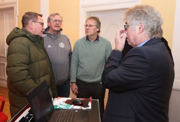 Ralf Fasse vom Finalausrichter JFV Lippe (von links) mit Gottfried Dennebier, Bernhard Brandt und Werner Fritzensmeier. - © Paul Cohen