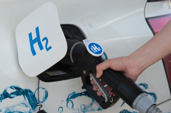 Wasserstoff als Treibstoff - auch das ist ein Baustein der Energiewende. In Lichtenau soll eine Elektrolyseanlage aufgebaut werden. Überschüssige Wind- energie sollen in Wasserstoff umgewandelt, gespeichert und letztlich auch transportiert werden. - © picture alliance/dpa