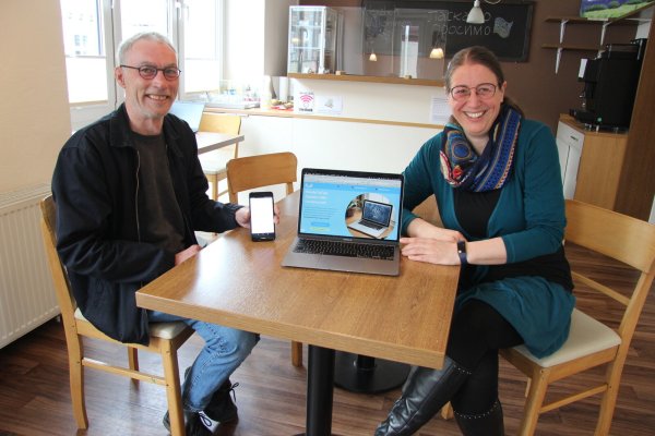 Nils Donat und Dagmar Begemann von der Flüchtlingshilfe stellen das Bürgernetzwerk vor. - © Kirsten Fuhrmann