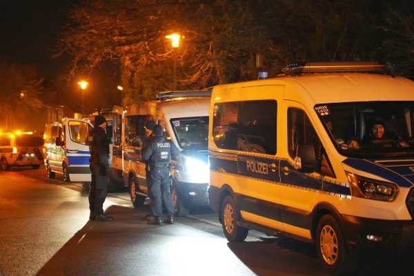 Die Hundertschaft der Polizei Bielefeld ist am Samstagnachmittag in Detmold im Einsatz. Die Suche nach einem Tatverdächtigen läuft weiter. - © Freitag-TV