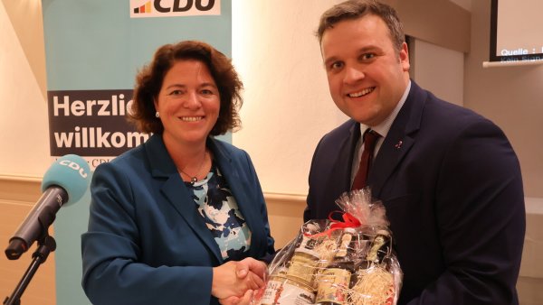 Kerstin Vieregge (links) wird von Lars Brakhage mit Spezialitäten reich beschenkt. - © CDU Lippe