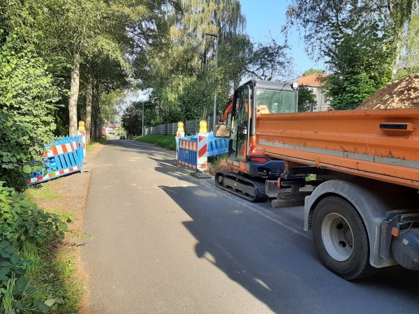 Im Wilhelm-Stölting-Weg in Kirchheide ist eine Wasserleitung kaputt. Die Baustelle behindert nicht nur den Verkehr unterhalb der Grundschule; mehrere Haushalte sind auch ohne Wasser. - © Eva-Maria Brand