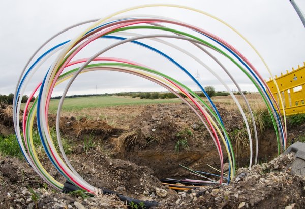 Glasfaserleitungen für schnelles Internet und ein zügiger 5G-Ausbau sind in den Augen der Industrie- und Handelskammer Lippe wichtige Faktoren, um die Zukunft der Region zu sichern. Im Positionspapier der IHK zur Kommunalwahl steht diese Forderung ganz vorn. - © Julian Stratenschulte/dpa