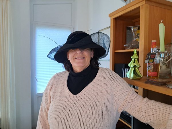 "Lady Diana" hat Katja Plänker dieses Modell genannt, einer ihrer absoluten Lieblingshüte: schwarz, mit Taft und Federn, der wie ein Schleier vor die Augen gezogen werden kann. Edel und sogar für Beerdigungen geeignet, sagt sie. - © Carolin Brokmann-Förster