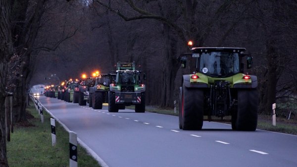 Dezember 2023: Landwirte fahren mit ihren Traktoren in Richtung Berlin, um gegen die Landwirtschaftspolitik zu protestieren. Damals waren auch Lipper in der Hauptstadt dabei, in diesem Monat sparen sie sich die weite Fahrt und protestieren in Detmold. - © Christian Butt/Nord-West-Media/dpa