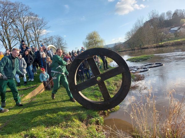 Vor den Augen der Zuschauern werden die sechs Osterräder zu Wasser gelassen. - © Michaela Weiße