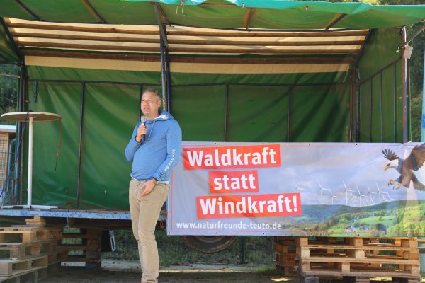 Tierarzt und Zoologe Dr. Büker informiert über die Gefahren für Natur und Vogelwelt, die von einer Windkraftanlage im Wald ausgeht. - © Alina Hetland