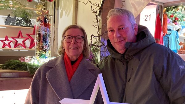 Marion Kettelhake, Vorsitzende des Seniorenbeirates, und Claudio Berthold, Vorsitzender des Beirates für die Belange von Menschen mit Behinderung, präsentieren ihre Arbeit auf dem Weihnachtsmarkt. - © Stadt Detmold